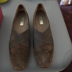 Munro “Zena” brown suede flats; lightly worn